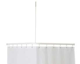 Van Der P Profil2001 forhængstang, hvid, 90x90cm, viser det komplette system med loftstøtte og hvidt forhæng.