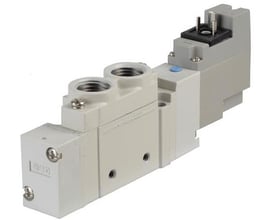 SMC 5/2 monostabil ventil i grå, med G1/4" tilslutning og synlig 24V DC spole med IP67 kapsling.