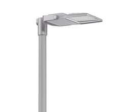 Moderne grå gadebelysning, Floodlight FL21 Mini med 38W og asymmetrisk lysfordeling, monteret på en stolpe.