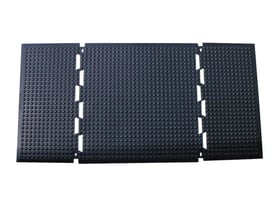 Grå arbejdsmåtte i nitrilgummi, 750x1500mm, bestående af tre sammenføjede sektioner med nopret overflade for øget skridsikkerhed.