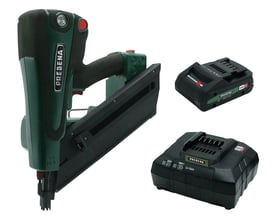 Prebena PKT8-PR100 18V akku sømpistol med 4Ah batteri og lader på hvid baggrund.