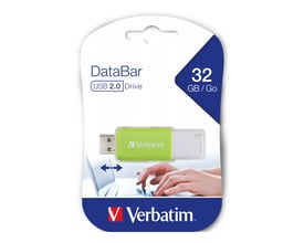 Verbatim DataBar USB 2.0 Drive i grøn med 32GB lagerkapacitet, vist i sin blisterpakning med hænder der bruger en laptop i baggrunden.