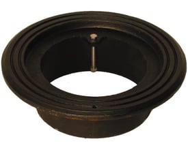 Duco 110 mm rørbrøndkarm i mørkegrå støbejern, rund, med synligt skørt og fastgørelsesbolt, isoleret på hvid baggrund.