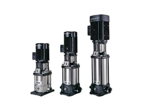 Tre Grundfos CR centrifugalpumper i forskellige størrelser, CR 1, CR 3 og CR 5, alle med rustfri ståltank og sort motor.