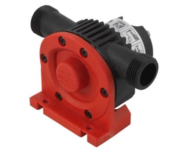 Wolfcraft boremaskinepumpe til vand med 3/4-tommers gevind, rød og sort med tilslutninger i begge ender.