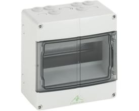 Spelsberg AK 09 gruppetavle set fra venstre side, viser nipler og robust polystyrolkasse med IP65-klassificering.