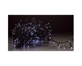 8 meter kold hvid cluster LED julelyskæde med 400 LED på en sort baggrund, kablerne er snoede.