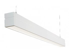 SG Armaturen Facet D/I armatur i hvid, 44W LED, 3000K, Dali-styring, hængende fra wires på hvid baggrund.