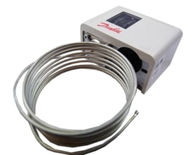 Danfoss KP61 termostat med hvidt kabinet og et 2m kapillarrør, vist fra en vinkel med synlige tilslutningsmuligheder.