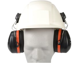 Boisen Safety høreværn H2 Comfort monteret på en hvid sikkerhedshjelm for at vise anvendelsen.