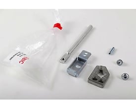 Komplet Cubic Interlock på 1 meter med metalstang, beslag og løse monteringsdele ved siden af emballagen.