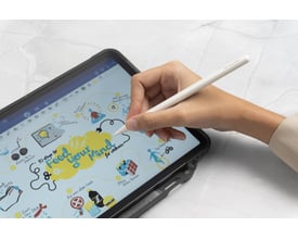 En person bruger XtremeMac X-Stylus pennen til at tegne på en iPad, der viser en mindmap om mental sundhed.