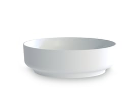 Sideprofil af Svedbergs fritstående håndvask i mat hvid akryl, der viser dens elegante, runde form og bordstående design.