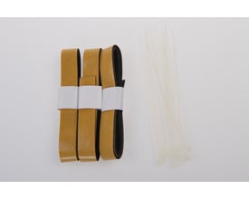 CommScope skumtape på 2,5 meter med kabelstrips; den brune tape og de lyse strips ligger samlet.