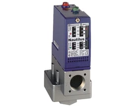Schneider Electric pressostat XMLB004A2S11 til 0,25-4 bar med justerbar skala og variabel hysterese. Bemærk den blå kappe og sølvfarvede bund.
