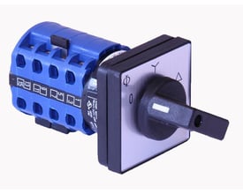 Kraus & Naimer stjerne-trekant omskifter 20A med 0-Y-D funktion og sort drejehåndtag på hvid baggrund.