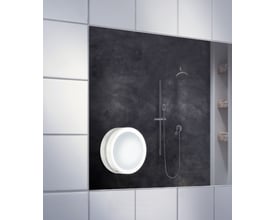 Smedbo Outline Lite sminkespejl med sugekopper, 7x forstørrelse, hvidt og rundt med lys monteret på en badeværelsesvæg.