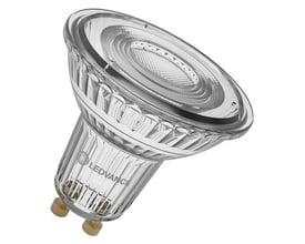 Tæt på en Ledvance LED PAR16 RA90 GU10 spotpære, der viser dens klare glasdesign og stiftsokkel.