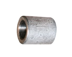 Indura galvaniseret smedet muffe med 4" dimension, der viser den kompakte størrelse og gevinddetaljer.