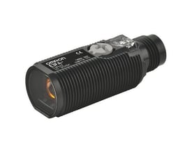 Omron E3FA-BP21 fotoelektrisk sensor med M18 gevind og rød LED i sort plastkabinet på hvid baggrund.