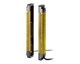 Omron F3SJ Avanceret sikkerhedslysgitter Type 4, 30mm opløsning, 470mm højde, vist som et par PNP-enheder på en hvid baggrund.