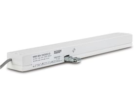 WindowMaster WMX 804-1W250S 03 kædemotor i hvid plast med 24VDC, 250mm slaglængde fotograferet på hvid baggrund.