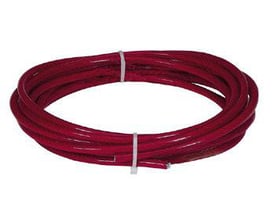 Rød nødstop wire på 20 meter, med en total diameter på 5 mm og et rødt PVC hylster. Materialet er rullet op og holdt sammen med hvide strips.