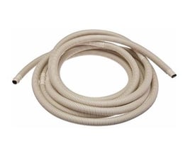 UV-bestandig kondensvandsslange på 50 meter, Ø16/18mm, med glat inderside og 50cm overgange, rullet op på hvid baggrund.
