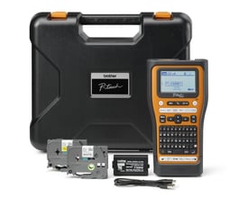 Brother labelprinter PT-E560BTVP med Bluetooth, viser LCD-skærm og tastatur samt to TZe tape-ruller og batteri.