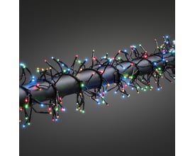 Nærbillede af Konstsmide cluster lyskæden med 1152 farvede LED-lys viklet rundt om en sort stang.