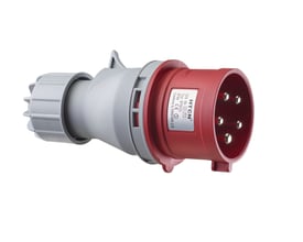 Adapter med IEC 309 CEE 3-polet 16A hanstik i rød og grå med låsering mod hvid baggrund.