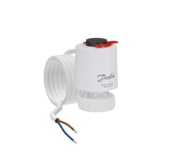 Danfoss TWA-Q termoaktuator set fra venstre side med et snoet 1,2m kabel på hvid baggrund.