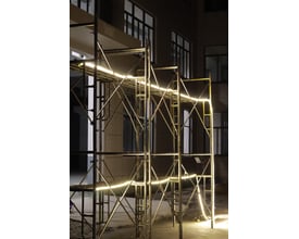 BE Flex-Line LED-strip/lysbånd V2.0 på 10 meter, monteret midlertidigt på stillads udendørs, lyser neutralt hvidt med 4000 Kelvin.