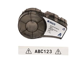Brady M21-500-595-WT, hvid vinyl på kassette med en hvid mærkatstrimmel med sort tekst og advarselssymboler.