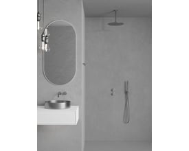 Moderne badeværelsesmiljø med Scandtap indbygningsarmatur, rund håndvask og regnbruser i loftet.