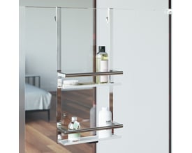 Cosmic Architect S+ badeværelseshylde i krom med to hylder, fyldt med forskellige badeartikler som flasker og børste.