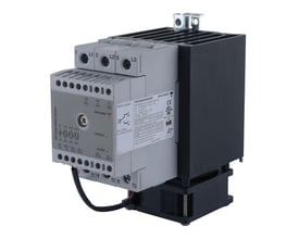 Carlo Gavazzi solid-state-relæ med blæser og udgang på 3x600 V/3x75 A, vist skråt forfra med sort kølehus.