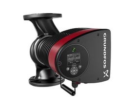 Grundfos MAGNA3 pumpe med fokus på kontrolboksen, der viser et TFT-display med driftsparametre som AUTOADAPT.