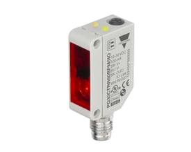 Fotoaftasteren Carlo Gavazzi PD30CTRR60BPM5IO har et hvidt, kompakt hus, rød frontlinse og stik nederst.