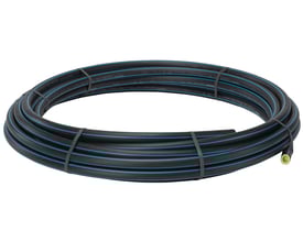 Uponor 16 mm PE80 PN10 SDR11 rør i sort med blå stribe, rullet op i en 50 meter lang rulle.