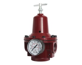 FLAIR M350/2 1" reduktionsventil i mørkerød med et 50 mm manometer, der viser tryk i bar og lbs, på hvid baggrund.