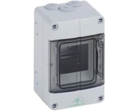 Nærbillede af Spelsberg AKI gruppetavle, viser monteringsdetaljer og den mørkegrå lukkede polycarbonat dør.