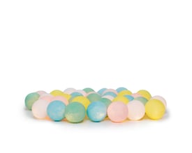 Irislights LED lyskæde med 35 farverige stofkugler i nuancer af pastel på en ren hvid baggrund.