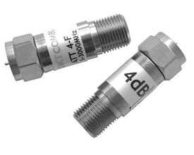 To DKT F-stik dæmpere, 4 dB og 8 dB, med F-han til F-hun stik og løs omløber.