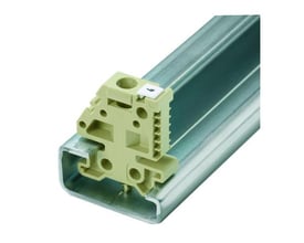 Weidmüller Endevinkel EWK 1 i beige plastik med skrueterminal monteret på TS 32 skinne.