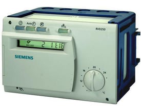 Siemens RVD250-A fjernvarme regulator med et grønt digitalt display og drejeknap til temperaturindstilling.