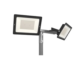 Ansell Lighting Eden LED projektør, 50W, 4000K, 5400lm, sort, monteret på en justerbar mast med to projektører.