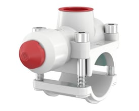 Flamco T-Plus anboringstee i hvid plast med 42 mm x 3/4" tilslutning og rød betjeningsknap, vist på hvid baggrund.