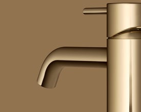 Mora Inxx II Soft Small håndvaskarmatur i poleret messing med 106 mm fremspring, vist i nærbillede.