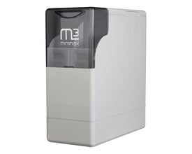 Minimax M3 870 Duplex blødgøringsanlæg i hvidt kompakt design med mærke detaljer på den mørkegrå top.
